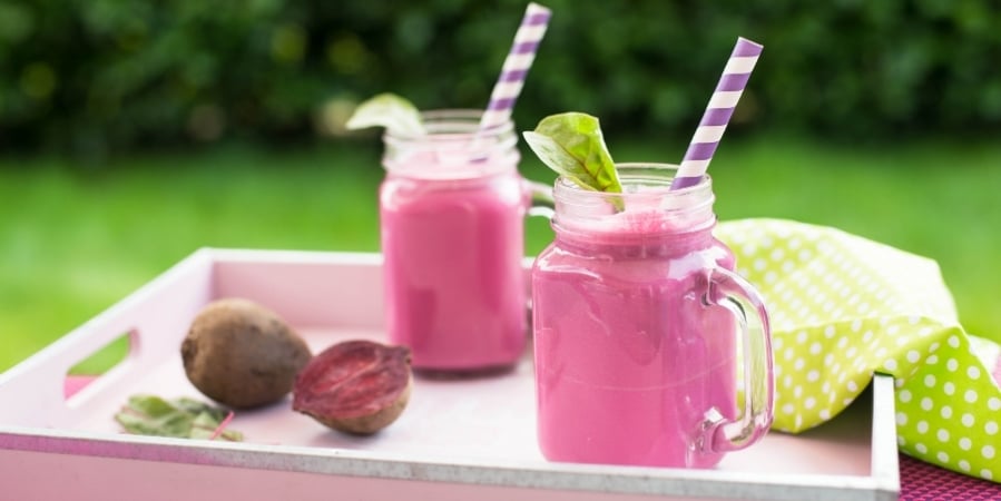 how-to-make-vegan-detoxifying-glowing-beet-and-berry-smoothie 1
