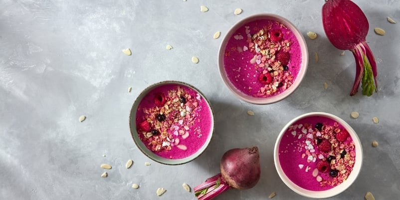 how-to-make-vegan-detoxifying-glowing-beet-and-berry-smoothie 2