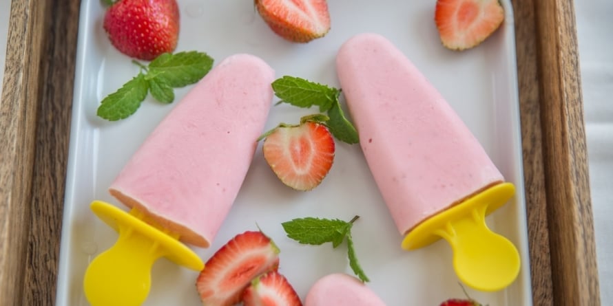 how-to-make-vegan-matcha-mochi-strawberry-popsicles