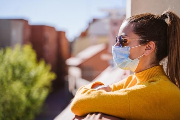 woman-wearing-fask-mask-out-in-public