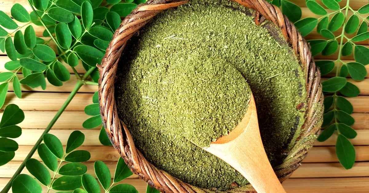 Assuaged-Blog-Moringa-Powder-Leaves-Wood-Background-Basket-Image