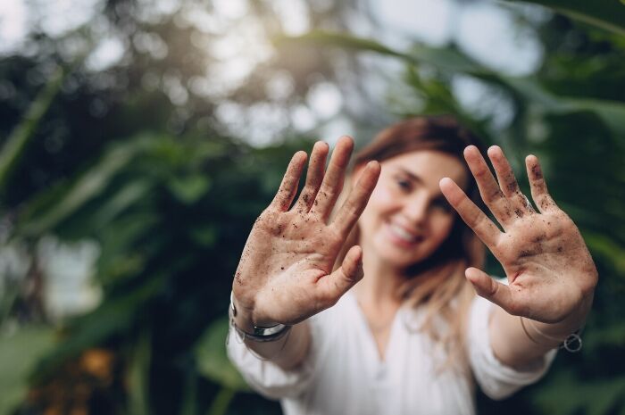 person-gardening-grounding-mediation-mindfulness-dirt-on-hands