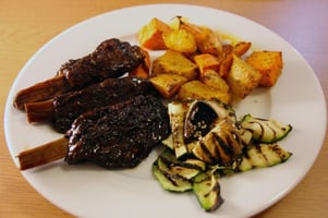 Vegan-Jackfruit-BBQ-Ribs-with-grilled-veggies