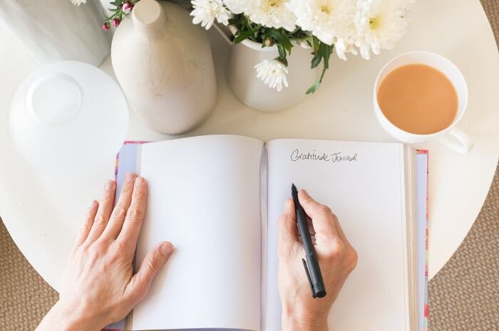 woman-filling-out-gratitude-Journal-for-mindfulness