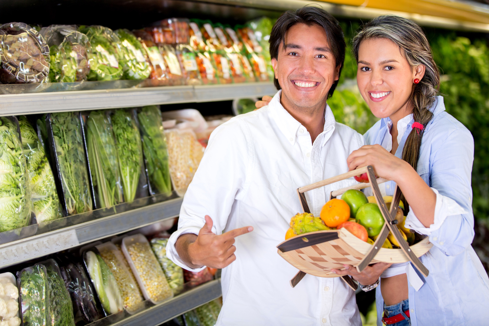 Healthy eating couple buying fruits at the market