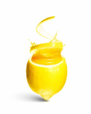 Image of refreshing lemon cocktail with juicy splashes