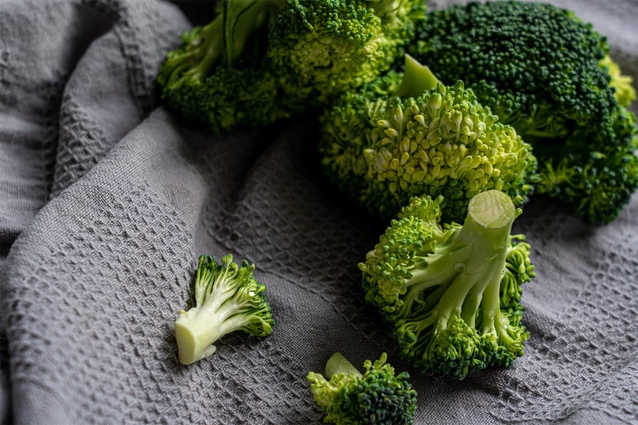 green-broccoli-on-white-textile-3722583
