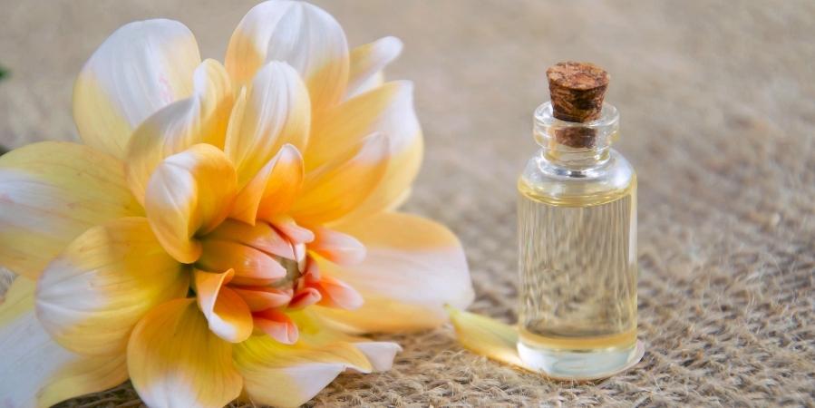 benefits-and-relief-using-white-flower-oil